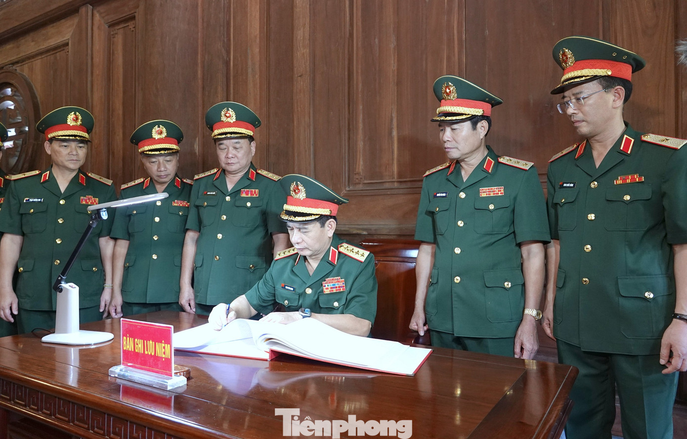 Đại tướng Phan Văn Giang ghi sổ lưu niệm, tại Nhà tưởng niệm Chủ tịch Hồ Chí Minh.