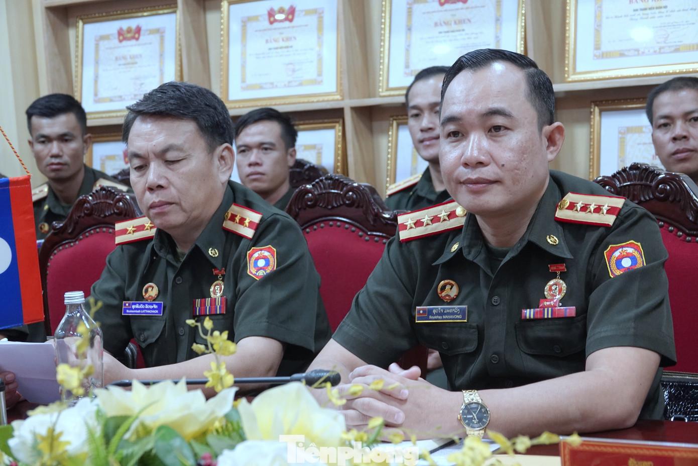 Đại tá Soutchay Mahavong (bên phải) phát biểu tại hội đàm, chiều 17/10. Đại tá Soutchay Mahavong (bên phải) phát biểu tại hội đàm, chiều 17/10.