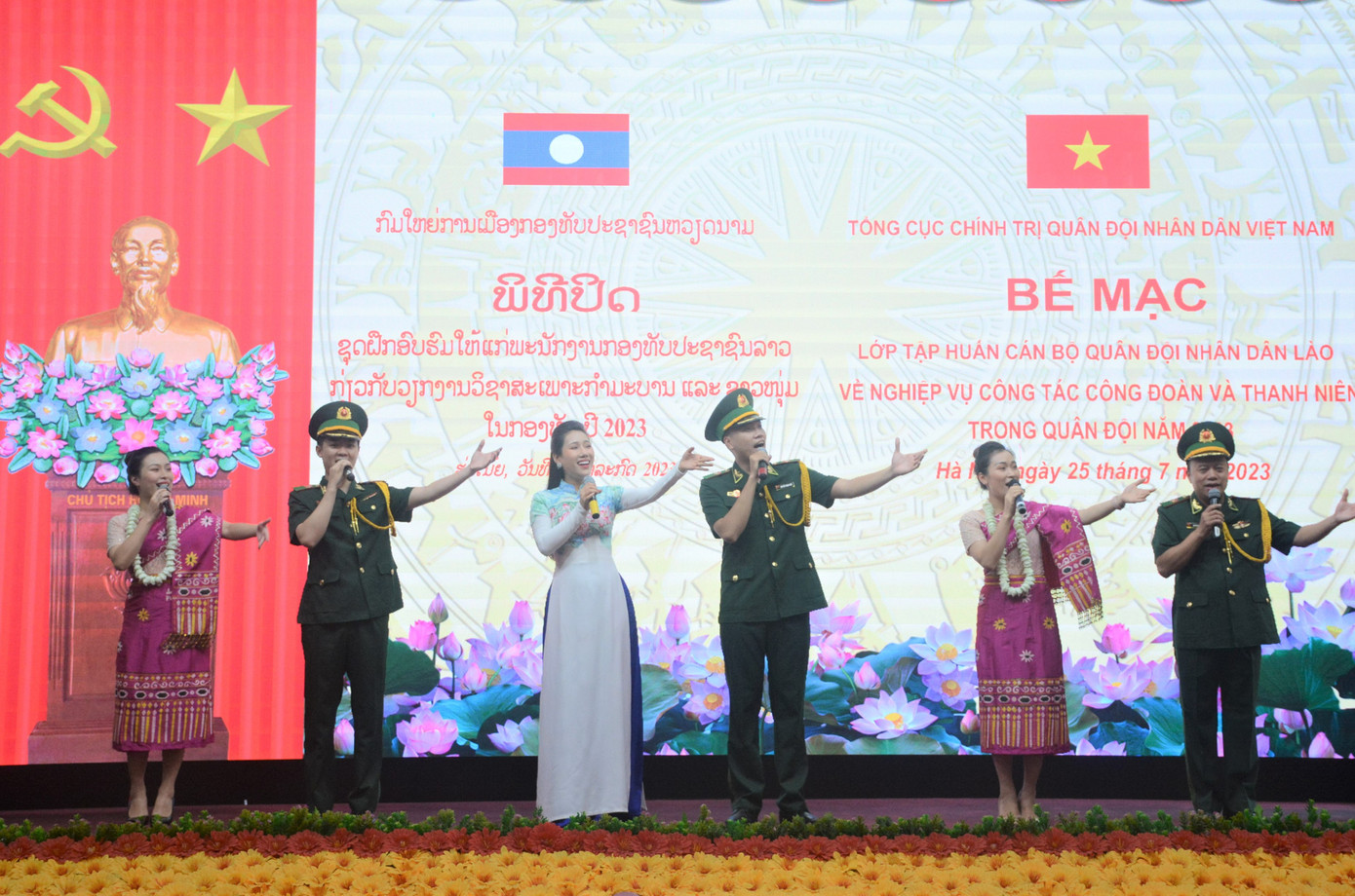 Chương trình văn nghệ tại lễ bế mạc lớp tập huấn. Chương trình văn nghệ tại lễ bế mạc lớp tập huấn.