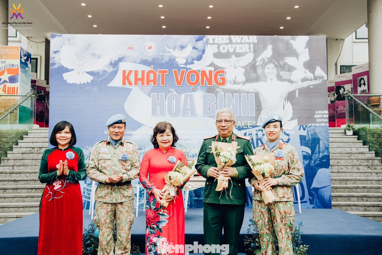 Thượng tướng Nguyễn Chí Vịnh cùng các đại biểu và Thượng tá Đỗ Thị Hằng Nga (ngoài cùng bên phải) tại chương trình giao lưu, tặng hiện vật với chủ đề “Khát vọng hòa bình” cho Bảo tàng Phụ nữ Việt Nam, tháng 1/2023. Ảnh: NVCC Thượng tướng Nguyễn Chí Vịnh cùng các đại biểu và Thượng tá Đỗ Thị Hằng Nga (ngoài cùng bên phải) tại chương trình giao lưu, tặng hiện vật với chủ đề “Khát vọng hòa bình” cho Bảo tàng Phụ nữ Việt Nam, tháng 1/2023. Ảnh: NVCC