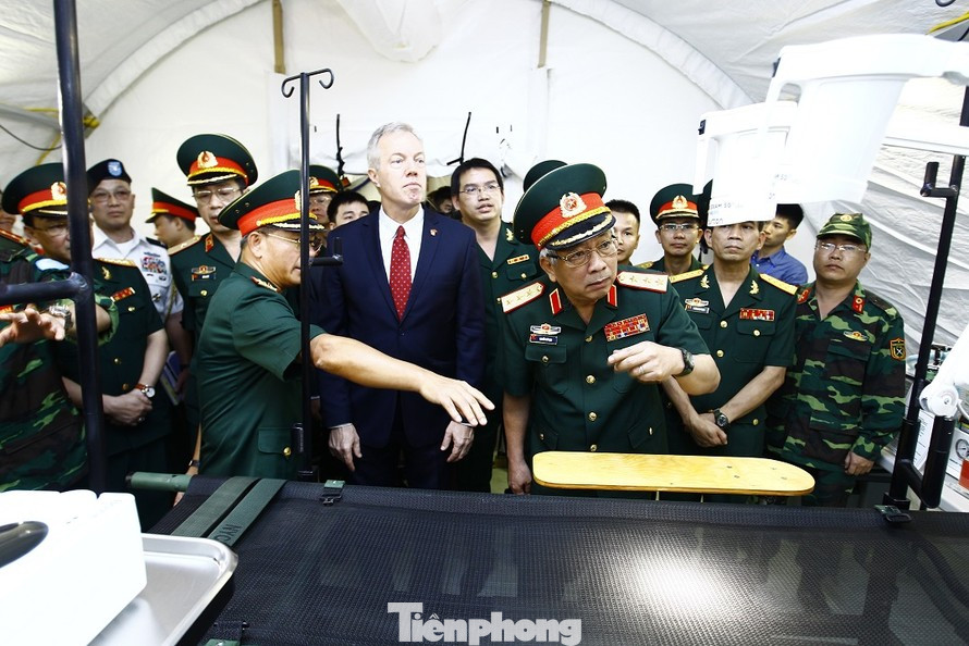 Thượng tướng Nguyễn Chí Vịnh và Đại sứ Mỹ tại Việt Nam Ted Osius tham quan trang thiết bị dành cho Bệnh viện dã chiến cấp 2, do phía Mỹ viện trợ không hoàn lại cho Việt Nam, tháng 8/2017. Ảnh: Nguyễn Minh Thượng tướng Nguyễn Chí Vịnh và Đại sứ Mỹ tại Việt Nam Ted Osius tham quan trang thiết bị dành cho Bệnh viện dã chiến cấp 2, do phía Mỹ viện trợ không hoàn lại cho Việt Nam, tháng 8/2017. Ảnh: Nguyễn Minh