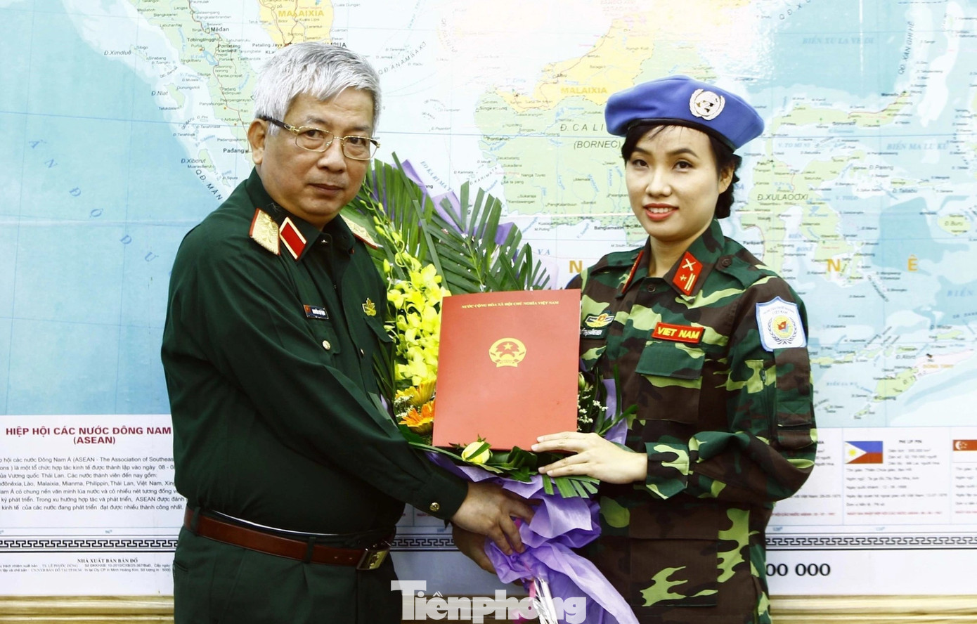 Thứ trưởng Bộ Quốc phòng Nguyễn Chí Vịnh trao quyết định của Chủ tịch nước cử Thượng tá Đỗ Thị Hằng Nga (khi đó mang quân hàm thiếu tá) đi làm nhiệm vụ GGHB LHQ, tháng 10/2017. Ảnh: Nguyễn Minh Thứ trưởng Bộ Quốc phòng Nguyễn Chí Vịnh trao quyết định của Chủ tịch nước cử Thượng tá Đỗ Thị Hằng Nga (khi đó mang quân hàm thiếu tá) đi làm nhiệm vụ GGHB LHQ, tháng 10/2017. Ảnh: Nguyễn Minh