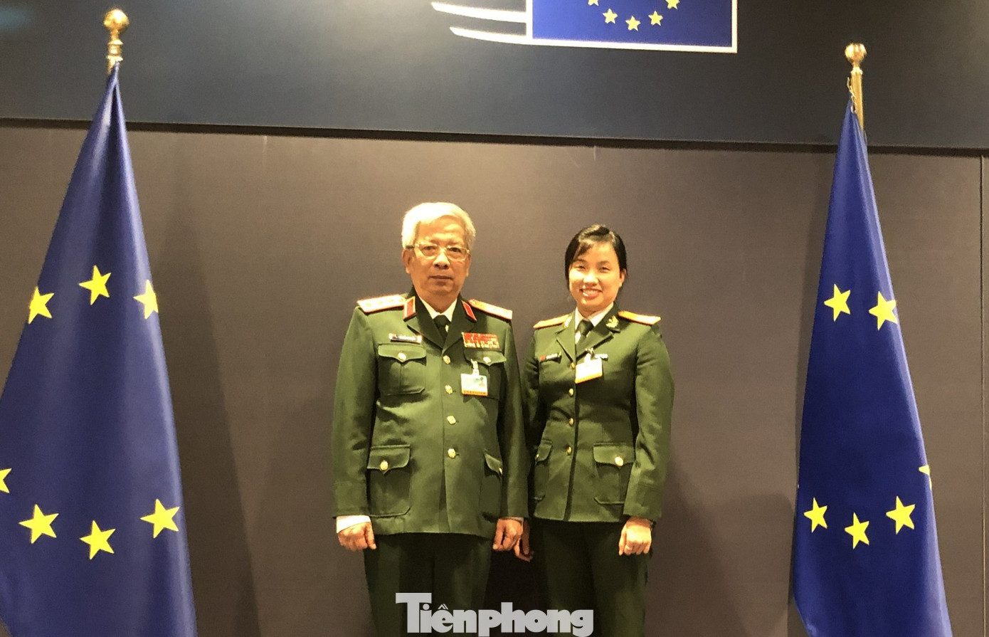 Thượng tướng Nguyễn Chí Vịnh và Thượng tá Đỗ Thị Hằng Nga tại trụ sở Liên minh châu Âu trong một chuyến công tác, tháng 5/2019. Ảnh: NVCC Thượng tướng Nguyễn Chí Vịnh và Thượng tá Đỗ Thị Hằng Nga tại trụ sở Liên minh châu Âu trong một chuyến công tác, tháng 5/2019. Ảnh: NVCC