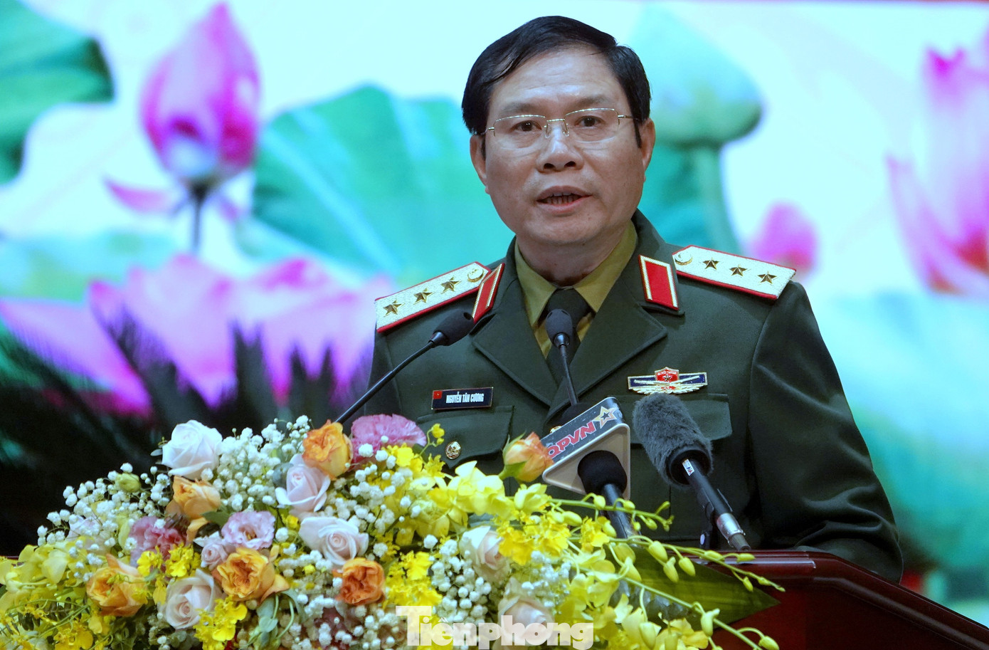 Thượng tướng Nguyễn Tân Cương - Tổng Tham mưu trưởng QĐND Việt Nam, Thứ trưởng Bộ Quốc phòng, trình bày báo cáo kết quả thực hiện nhiệm vụ quân sự, quốc phòng năm 2023. Thượng tướng Nguyễn Tân Cương - Tổng Tham mưu trưởng QĐND Việt Nam, Thứ trưởng Bộ Quốc phòng, trình bày báo cáo kết quả thực hiện nhiệm vụ quân sự, quốc phòng năm 2023.