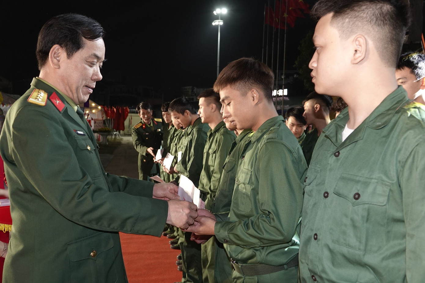 Lãnh đạo Bộ CHQS tỉnh Hà Nam và thành phố Phủ Lý trao quà tặng thanh niên trúng tuyển nghĩa vụ quân sự năm 2023