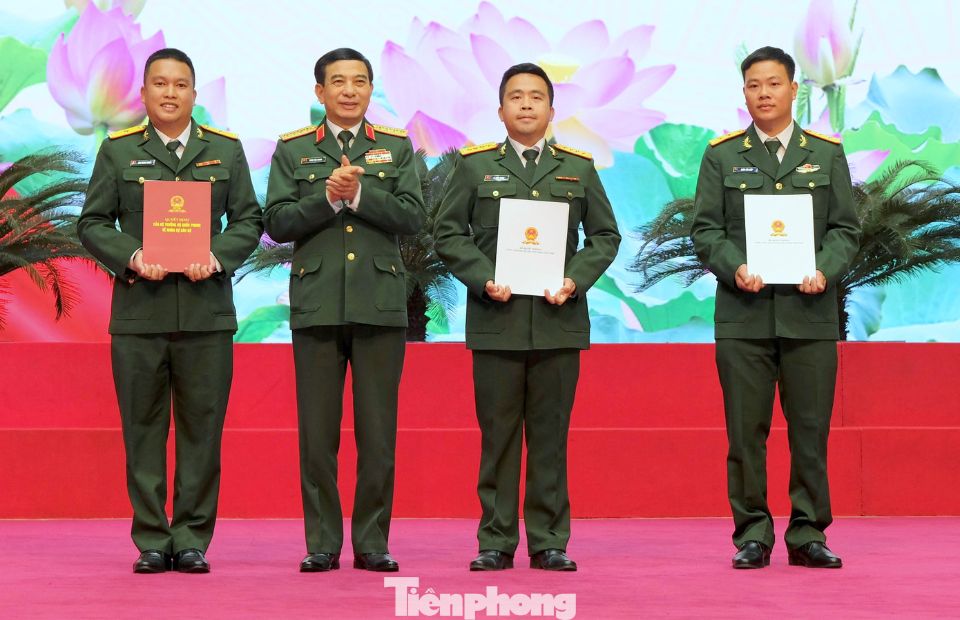 Đại tướng Phan Văn Giang trao các quyết định thăng và phong quân hàm cho 3 Gương mặt trẻ tiêu biểu toàn quân 2022.