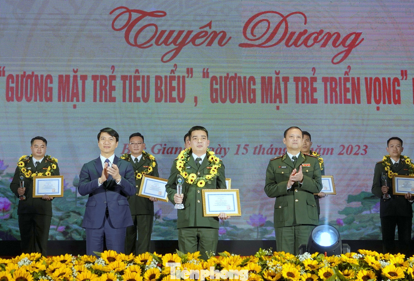 Thiếu tướng Nguyễn Anh Tuấn - Chính ủy BĐBP và Bí thư thường trực Trung ương Đoàn Nguyễn Ngọc Lương trao thưởng cho 10 Gương mặt trẻ tiêu biểu BĐBP 2022. Ảnh: Nguyễn Minh