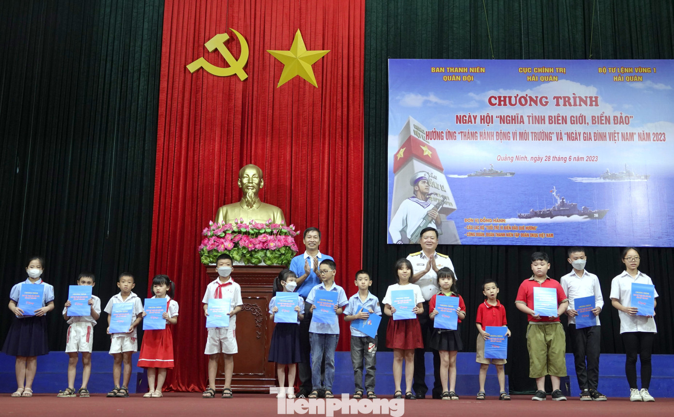 Ông Trần Vũ Thành - Chủ nhiệm Câu lạc bộ “Tuổi trẻ vì biển đảo quê hương” và Đại tá Phạm Khoa Nam - Trưởng phòng Công tác quần chúng (Cục Chính trị Hải quân) trao quà tặng học sinh vượt khó học giỏi trên địa bàn đơn vị đóng quân.