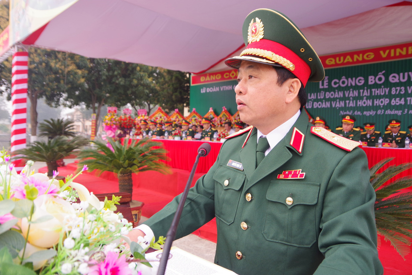 Thiếu tướng Nguyễn Ngọc Hà - Phó Tư lệnh Quân khu 4, phát biểu giao nhiệm vụ cho Lữ đoàn Vận tải hỗn hợp 654