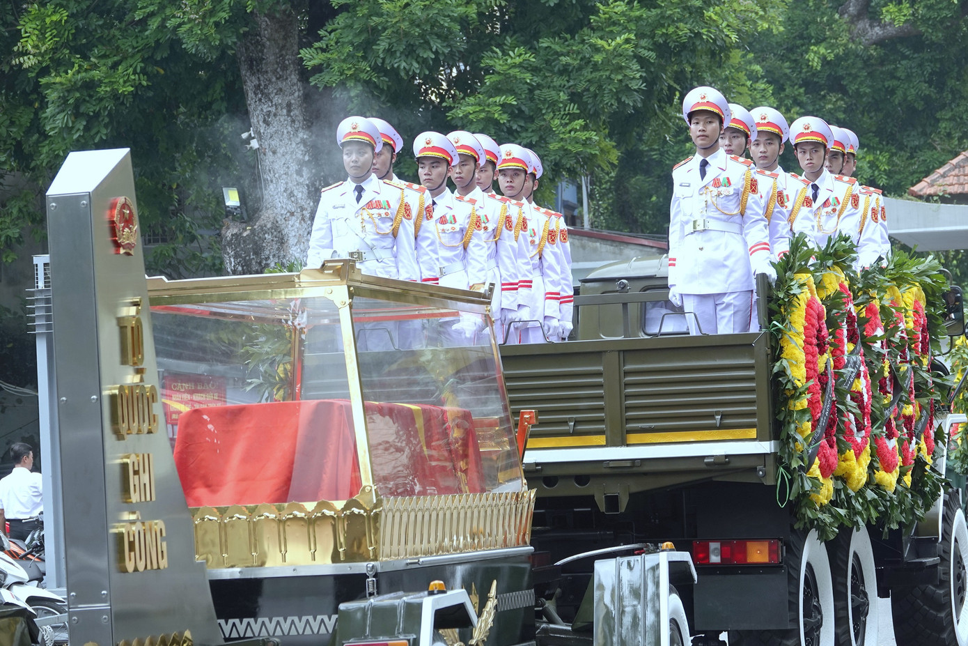 Đoàn Nghi lễ Quân đội hộ tống linh cữu Thượng tướng Nguyễn Chí Vịnh về nơi an nghỉ cuối cùng tại Nghĩa trang Thiên Đức ở tỉnh Phú Thọ. Đoàn Nghi lễ Quân đội hộ tống linh cữu Thượng tướng Nguyễn Chí Vịnh về nơi an nghỉ cuối cùng tại Nghĩa trang Thiên Đức ở tỉnh Phú Thọ.