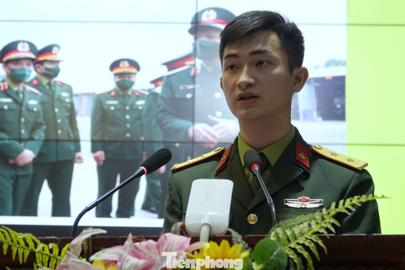 Trung úy Nguyễn Tất Hải Ngọc nêu ý kiến tại tọa đàm.