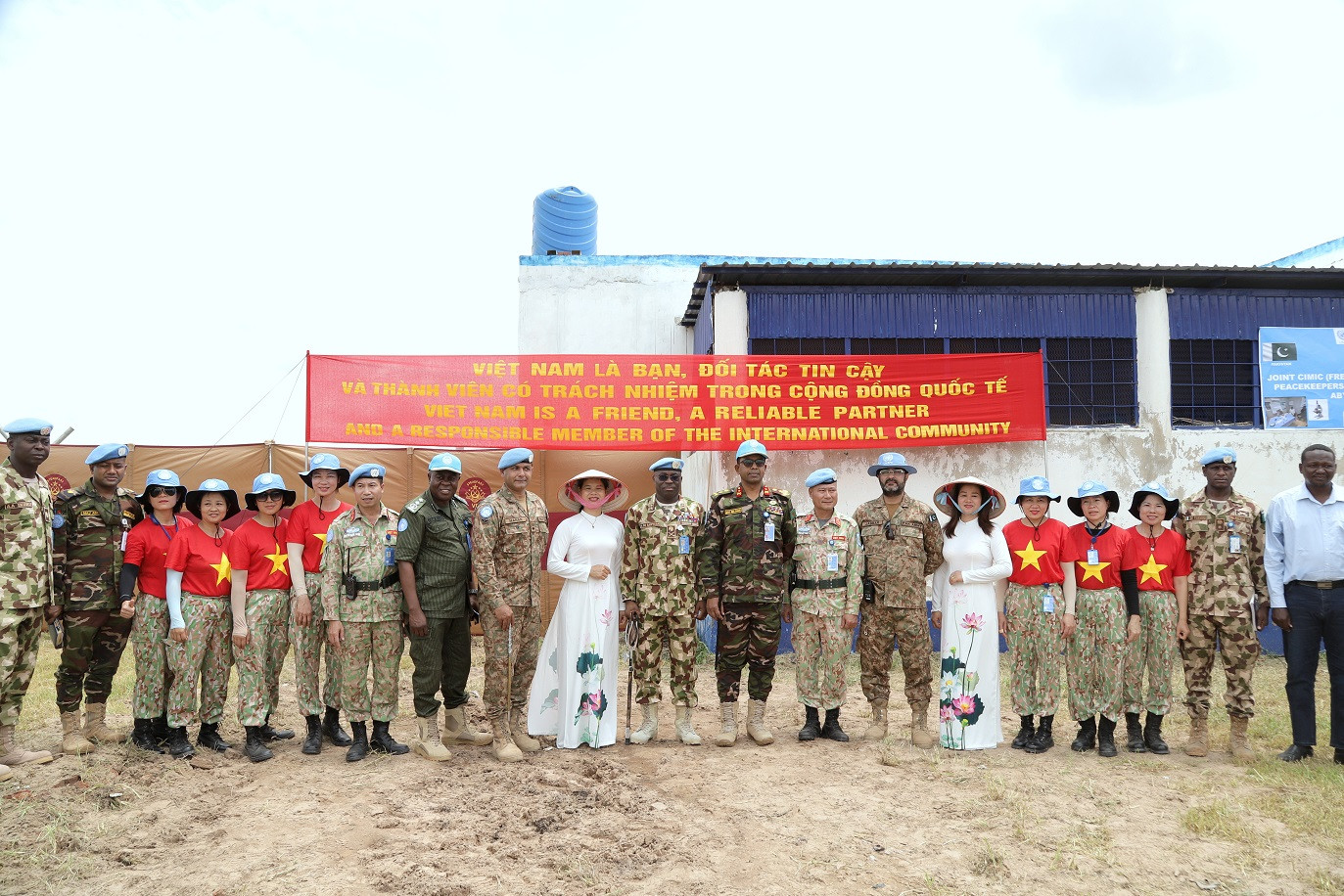 Tư lệnh Phái bộ UNISFA cùng các nữ quân nhân và các nam đồng nghiệp