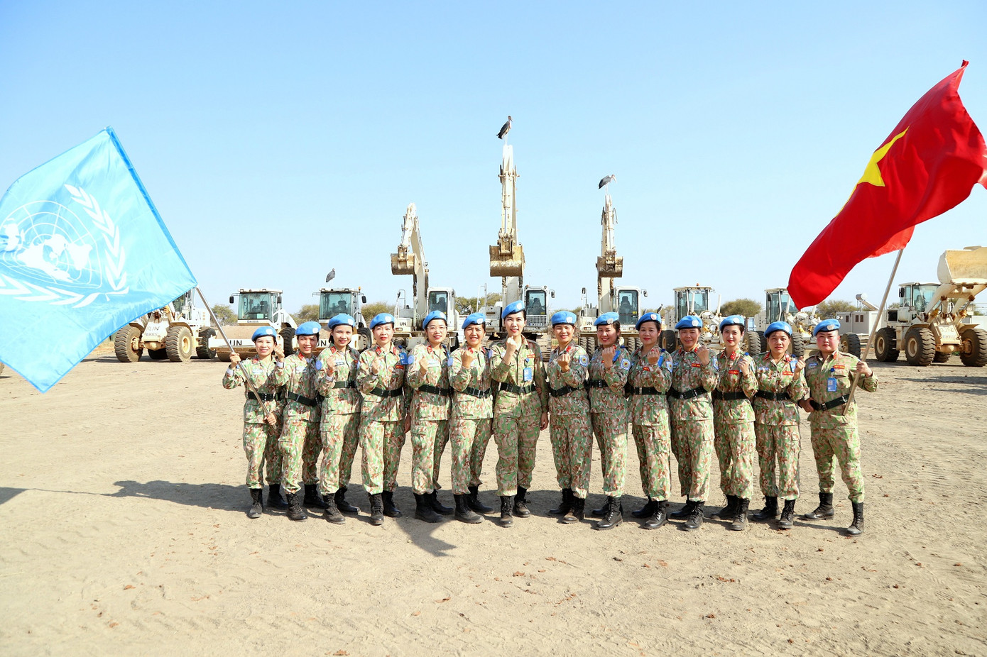 Các nữ quân nhân mũ nồi xanh thuộc Đội Công binh số 1 Việt Nam đã góp phần làm dịu mát cuộc sống vất vả, thiếu thốn của người dân do xung đột kéo dài tại khu vực Abeyi