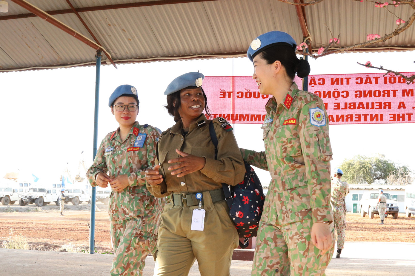 Nữ quân nhân Đội Công binh Việt Nam đón đoàn khách quốc tế đến từ New York thăm và kiểm tra đơn vị