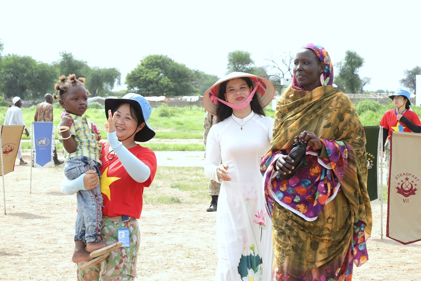 Đón tiếp người dân địa phương đến khám bệnh