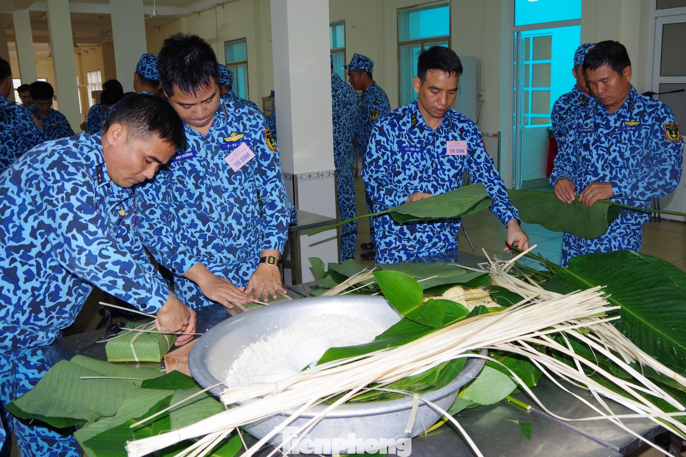 Các đội thi thực hiện 3 nội dung thi, gồm: Chuẩn bị nguyên liệu; thực hành gói bánh; nấu bánh chín, đẹp. (Trong ảnh: Đội thi tàu ngầm 183 - TPHCM thực hiện nội dung gói bánh chưng đón Tết)