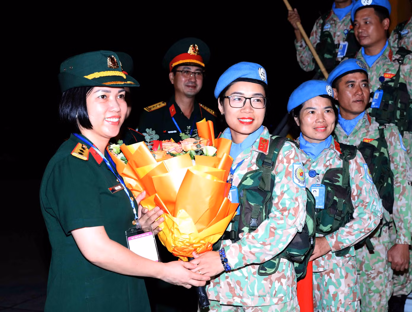 Thượng tá Phan Ái Xuân - Phó Trưởng ban Phụ nữ Quân đội chào đón các nữ quân nhân ĐCB số 1 trở về nước.