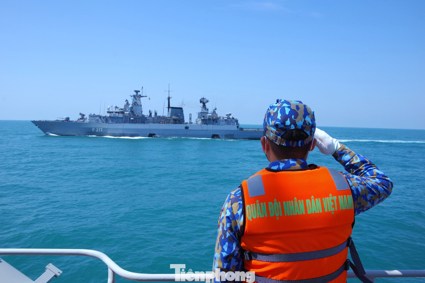 Tàu 383 luyện tập chung trên biển với tàu F217 của Hải quân CHLB Đức. Tàu 383 luyện tập chung trên biển với tàu F217 của Hải quân CHLB Đức.