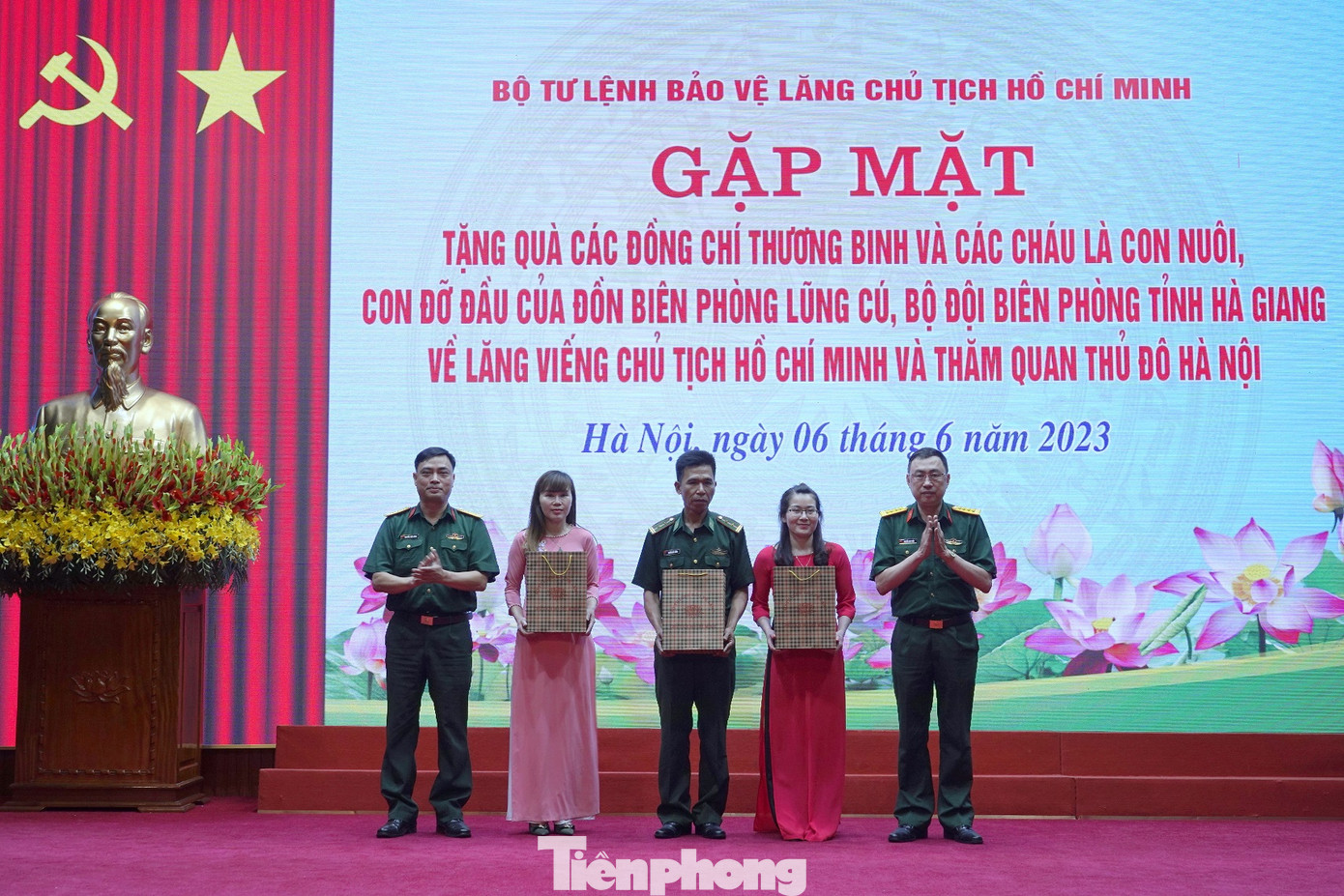 Đại diện Cục Chính sách và Ban Thanh niên Quân đội trao quà tặng thương binh là quân nhân đang công tác tại Đồn Biên phòng Lũng Cú và giáo viên ở huyện Đồng Văn. Đại diện Cục Chính sách và Ban Thanh niên Quân đội trao quà tặng thương binh là quân nhân đang công tác tại Đồn Biên phòng Lũng Cú và giáo viên ở huyện Đồng Văn.