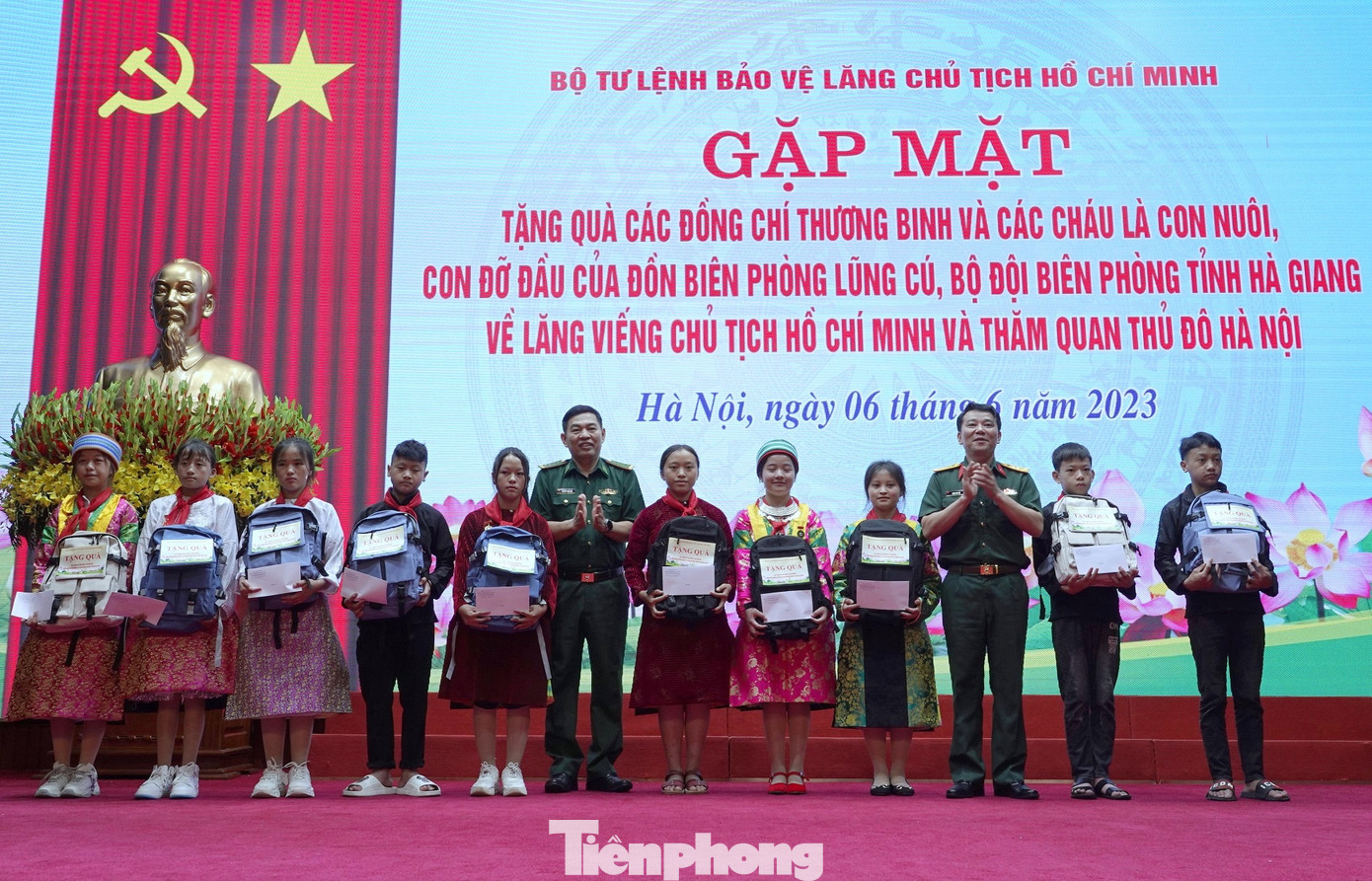 Lãnh đạo BTL Bảo vệ Lăng và Cục Chính trị Bộ đội Biên phòng trao tặng Huy hiệu Bác Hồ và các phần quà ý nghĩa cho các em học sinh. Lãnh đạo BTL Bảo vệ Lăng và Cục Chính trị Bộ đội Biên phòng trao tặng Huy hiệu Bác Hồ và các phần quà ý nghĩa cho các em học sinh.