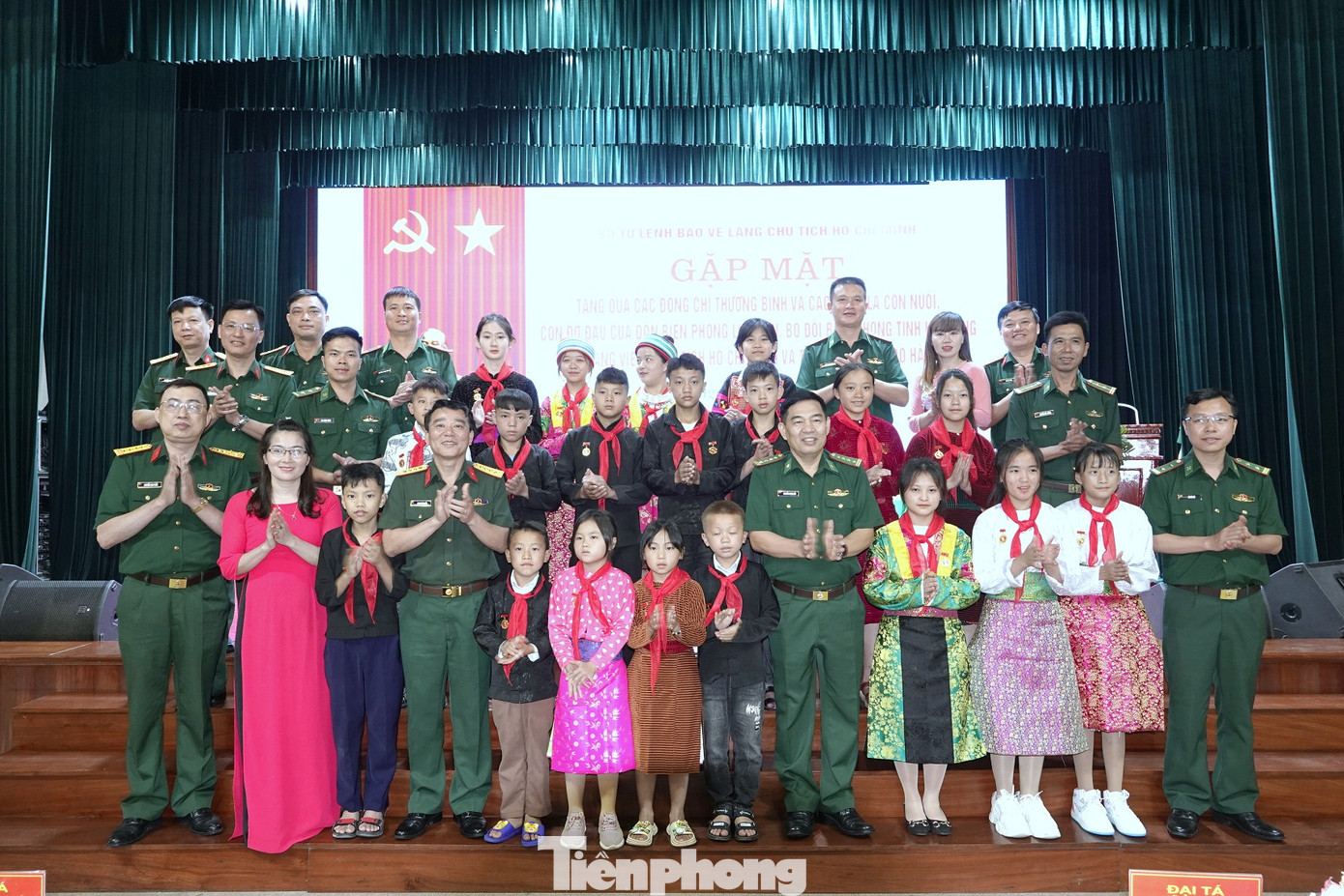 Lãnh đạo các cơ quan, đơn vị cùng các đại biểu và học sinh ở huyện Đồng Văn, tỉnh Hà Giang tại buổi gặp mặt, sáng 6/6. Ảnh: Nguyễn Minh Lãnh đạo các cơ quan, đơn vị cùng các đại biểu và học sinh ở huyện Đồng Văn, tỉnh Hà Giang tại buổi gặp mặt, sáng 6/6. Ảnh: Nguyễn Minh