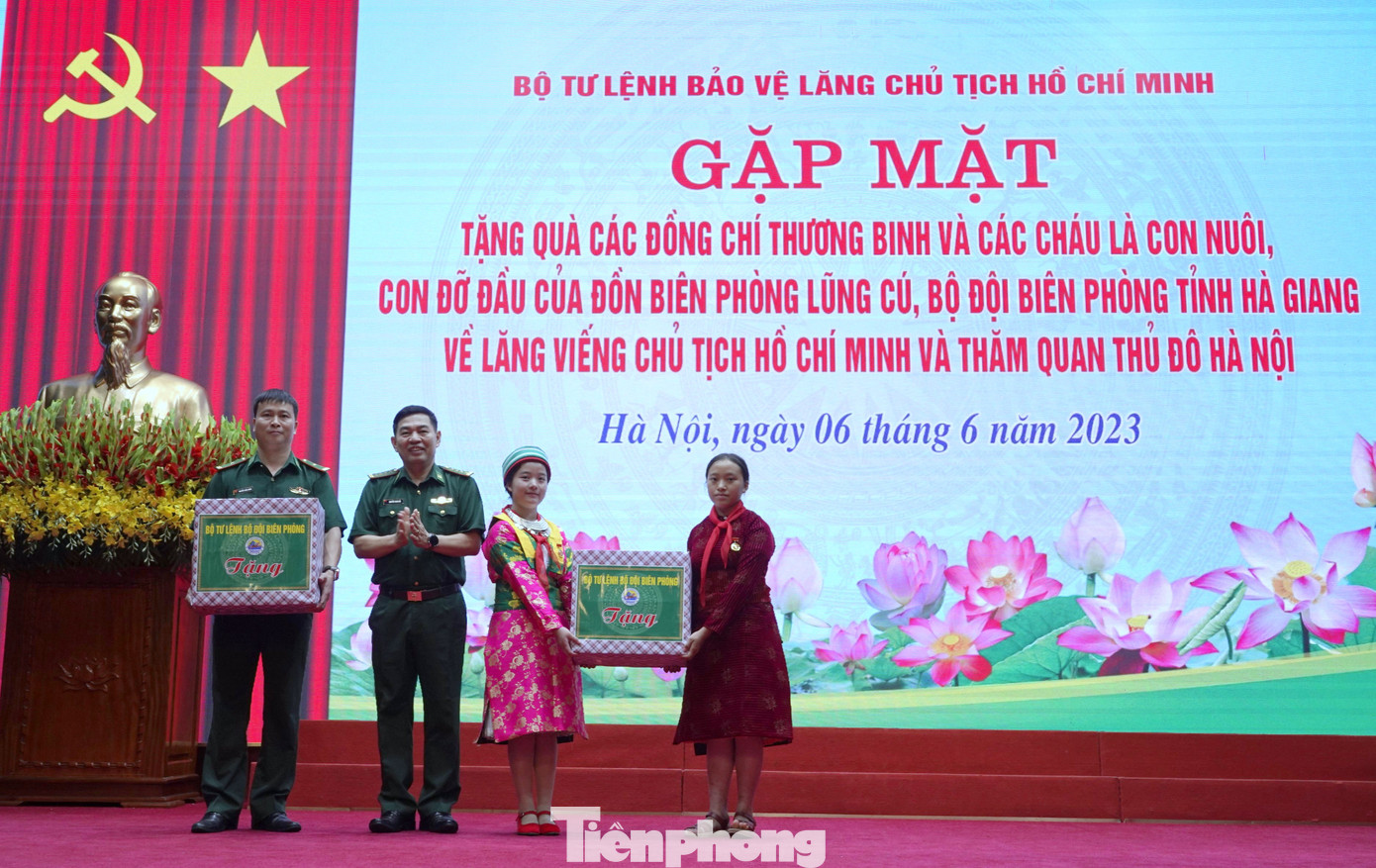 Lãnh đạo Cục Chính trị Bộ đội Biên phòng trao quà tặng Đồn Biên phòng Lũng Cú và học sinh là con nuôi, con đỡ đầu của lực lượng Biên phòng. Lãnh đạo Cục Chính trị Bộ đội Biên phòng trao quà tặng Đồn Biên phòng Lũng Cú và học sinh là con nuôi, con đỡ đầu của lực lượng Biên phòng.