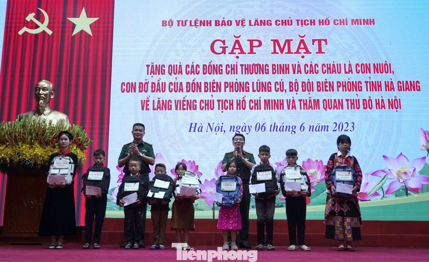 Lãnh đạo BTL Bảo vệ Lăng và Bộ đội Biên phòng Hà Giang trao quà tặng các em học sinh. Lãnh đạo BTL Bảo vệ Lăng và Bộ đội Biên phòng Hà Giang trao quà tặng các em học sinh.