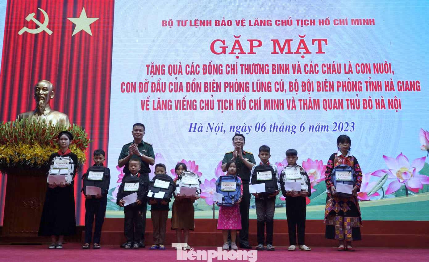 Lãnh đạo BTL Bảo vệ Lăng và Bộ đội Biên phòng Hà Giang trao quà tặng các em học sinh.