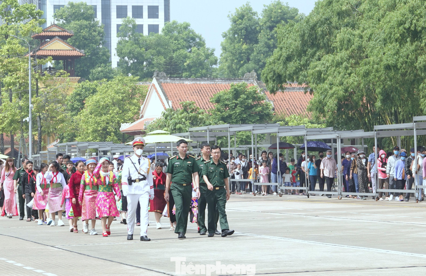 Đoàn đại biểu Bộ đội Biên phòng Hà Giang, cô giáo và các em học sinh vào Lăng viếng Bác, sáng 6/6. Đoàn đại biểu Bộ đội Biên phòng Hà Giang, cô giáo và các em học sinh vào Lăng viếng Bác, sáng 6/6.