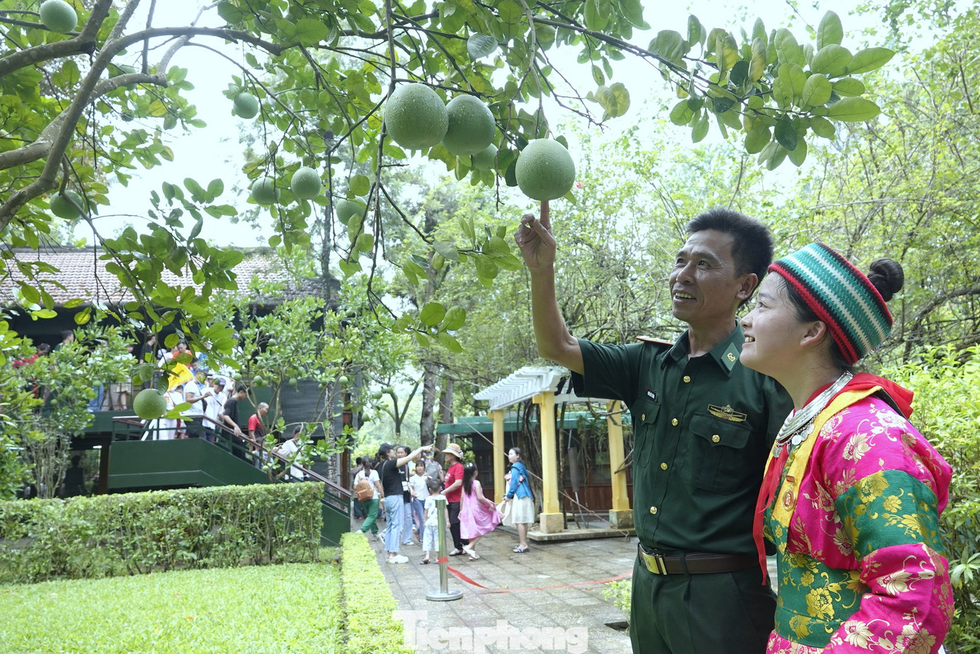 Quân nhân Đồn Biên phòng Lũng Cú và con nuôi của đồn trong khuôn viên Phủ Chủ tịch. Quân nhân Đồn Biên phòng Lũng Cú và con nuôi của đồn trong khuôn viên Phủ Chủ tịch.