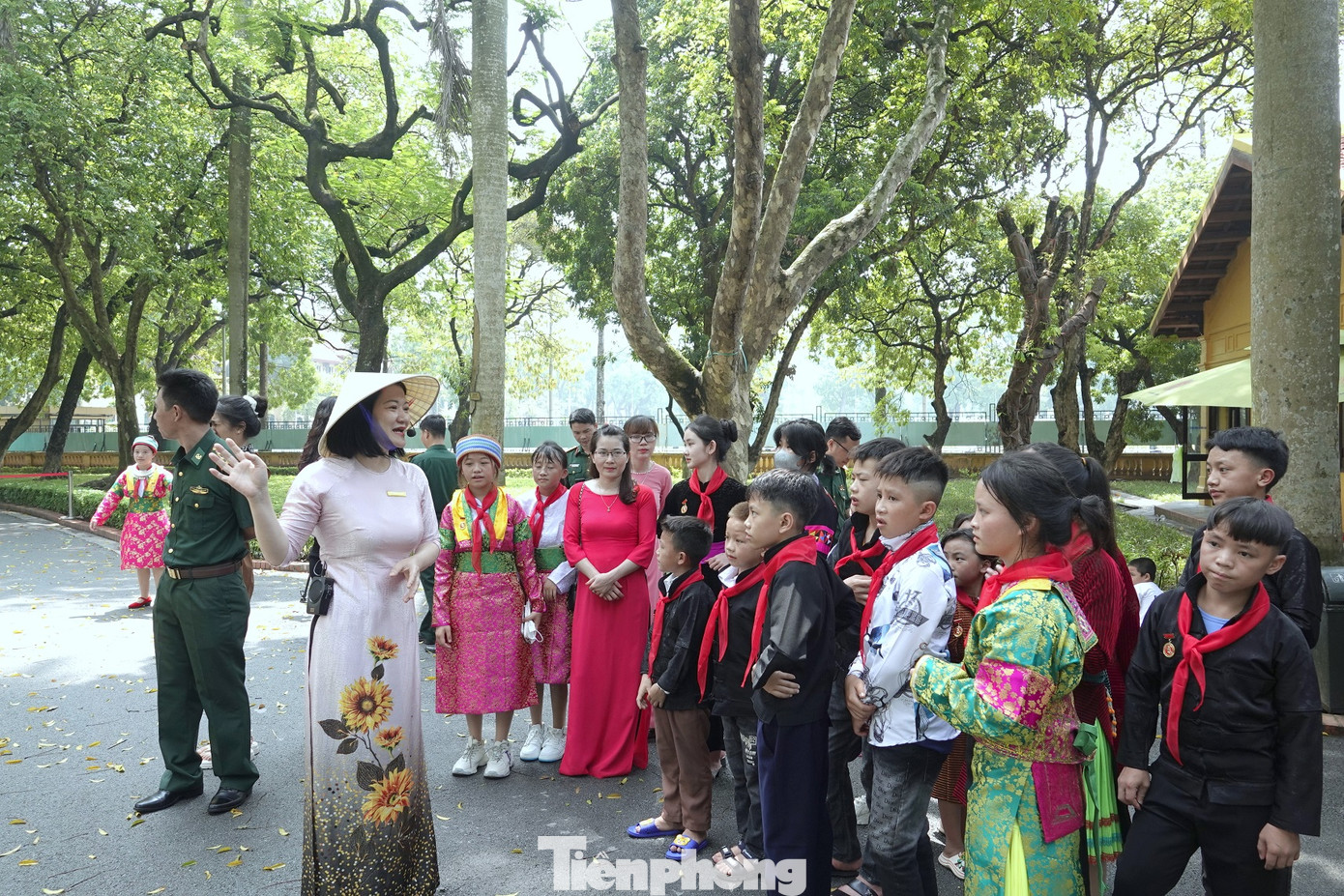 Các em học sinh tham quan di tích Phủ Chủ tịch. Các em học sinh tham quan di tích Phủ Chủ tịch.