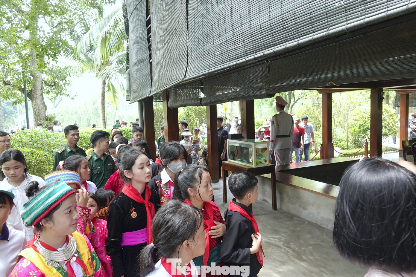 Các em học sinh là con nuôi, con đỡ đầu của Đồn Biên phòng Lũng Cú thăm nhà sàn Bác Hồ. Các em học sinh là con nuôi, con đỡ đầu của Đồn Biên phòng Lũng Cú thăm nhà sàn Bác Hồ.