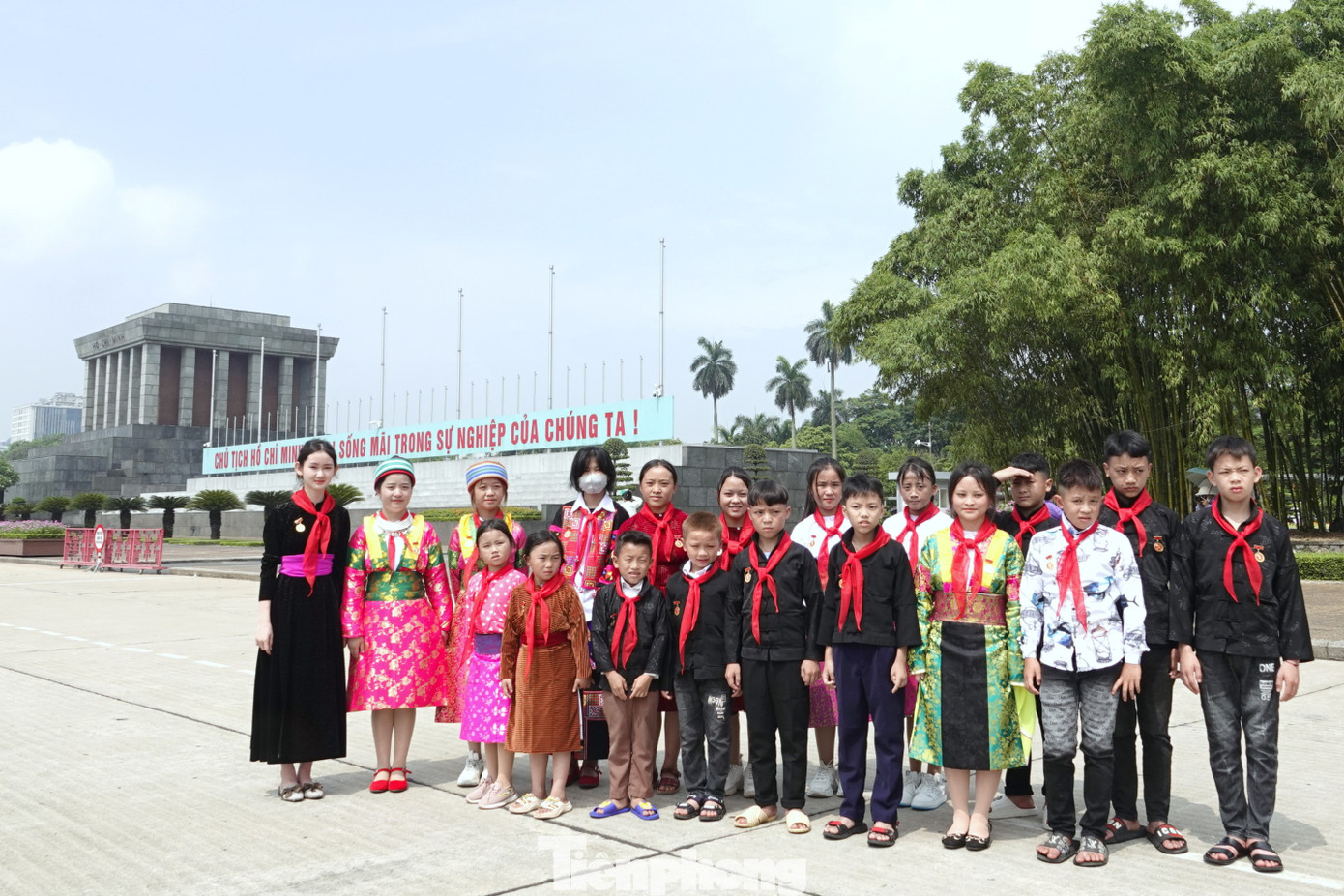 Các em học sinh là con nuôi, con đỡ đầu của Đồn Biên phòng Lũng Cú bên Lăng Bác. Các em học sinh là con nuôi, con đỡ đầu của Đồn Biên phòng Lũng Cú bên Lăng Bác.