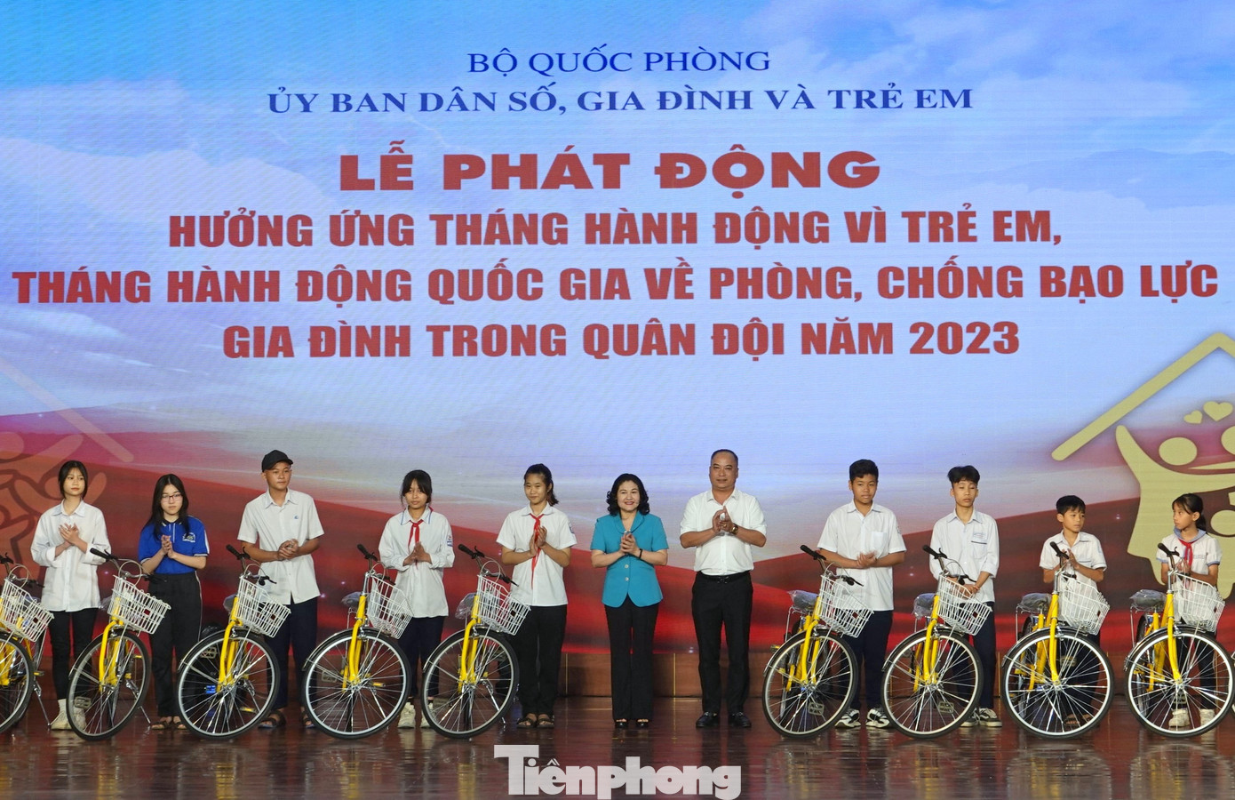 Thứ trưởng Bộ Lao động, Thương binh và Xã hội Nguyễn Thị Hà và Giám đốc Quỹ Bảo trợ trẻ em Việt Nam Đinh Tiến Hải trao quà tặng các em nhỏ thuộc chương trình “Hải quân hỗ trợ con ngư dân”.