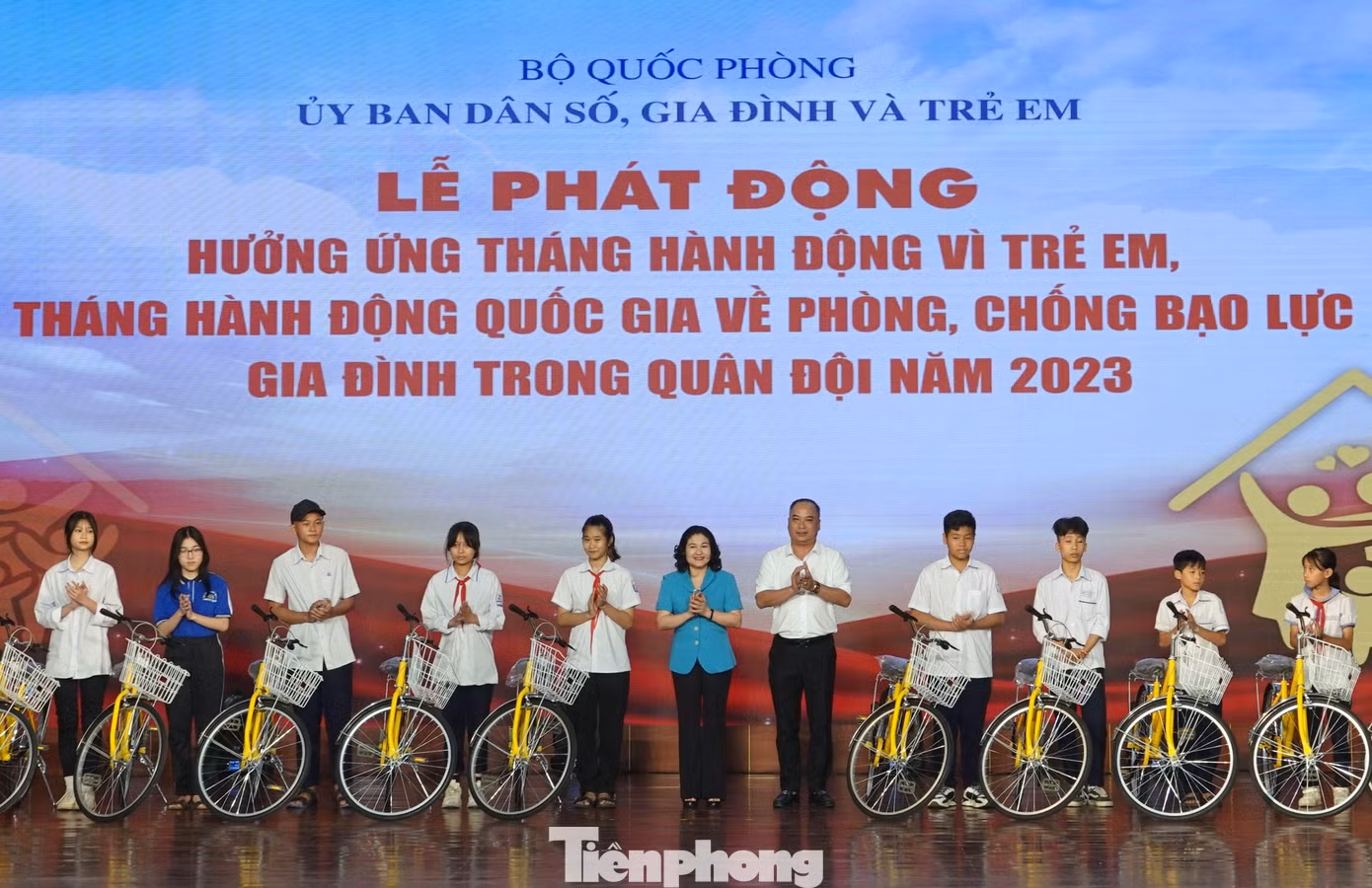 Thứ trưởng Bộ Lao động, Thương binh và Xã hội Nguyễn Thị Hà và Giám đốc Quỹ Bảo trợ trẻ em Việt Nam Đinh Tiến Hải trao quà tặng các em nhỏ thuộc chương trình “Hải quân hỗ trợ con ngư dân”.