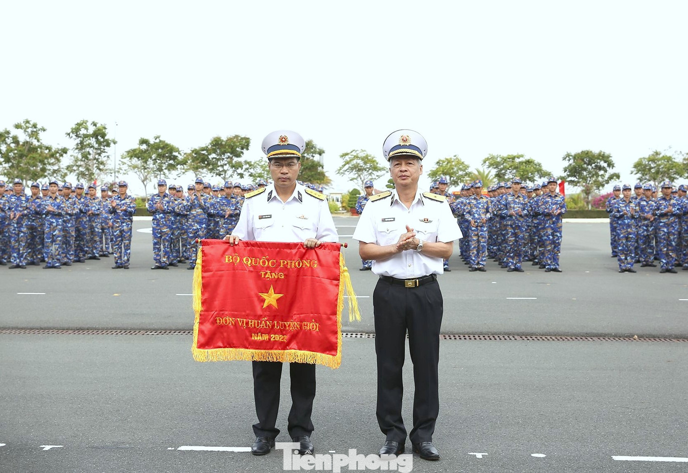Chuẩn Đô đốc Phạm Mạnh Hùng - Phó Tư lệnh, Tham mưu trưởng Hải quân trao cờ "Đơn vị huấn luyện giỏi" năm 2022 của Bộ Quốc phòng tặng Lữ đoàn 167. Chuẩn Đô đốc Phạm Mạnh Hùng - Phó Tư lệnh, Tham mưu trưởng Hải quân trao cờ "Đơn vị huấn luyện giỏi" năm 2022 của Bộ Quốc phòng tặng Lữ đoàn 167.