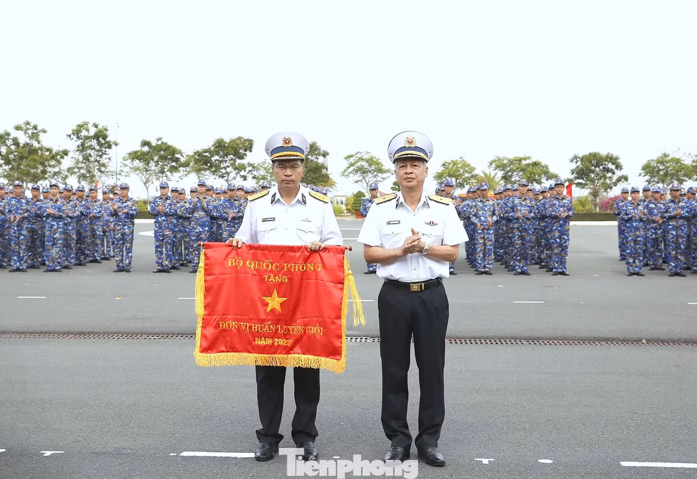 Chuẩn Đô đốc Phạm Mạnh Hùng - Phó Tư lệnh, Tham mưu trưởng Hải quân trao cờ "Đơn vị huấn luyện giỏi" năm 2022 của Bộ Quốc phòng tặng Lữ đoàn 167.