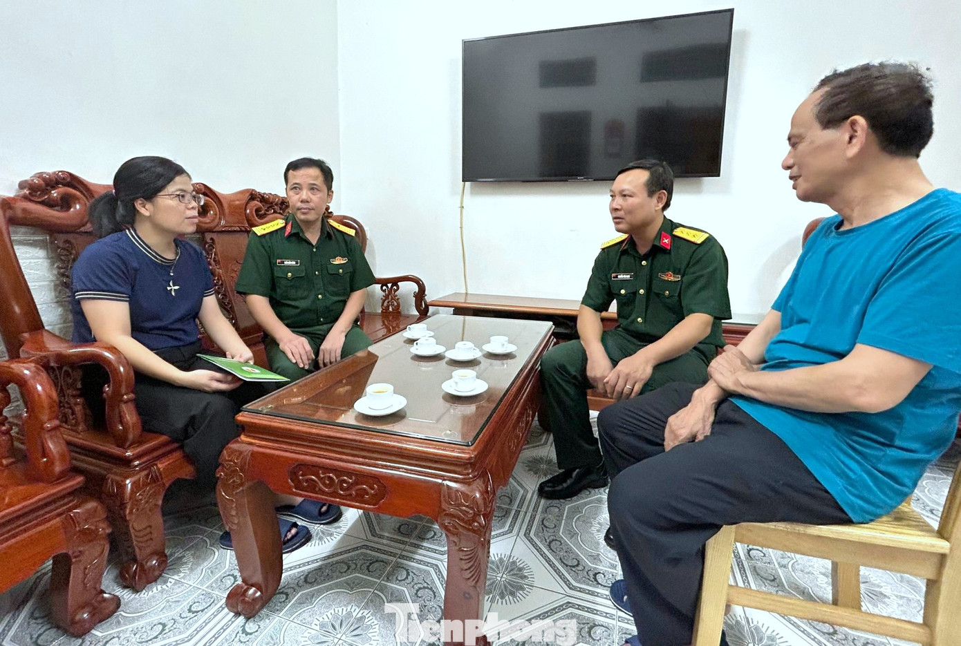 Trước đó, đoàn công tác cũng đã đến thăm hỏi, động viên gia đình chị Nguyễn Thùy Linh - Biên tập viên Trung tâm PT-TH Quân đội và gia đình chị Nguyễn Thị Thu Huyền - Nhân viên kế toán, Công ty CP Misoft (Viện Khoa học công nghệ Quân sự, Bộ Tổng tham mưu) bị thiệt hại tài sản do vụ cháy gây ra. Trước đó, đoàn công tác cũng đã đến thăm hỏi, động viên gia đình chị Nguyễn Thùy Linh - Biên tập viên Trung tâm PT-TH Quân đội và gia đình chị Nguyễn Thị Thu Huyền - Nhân viên kế toán, Công ty CP Misoft (Viện Khoa học công nghệ Quân sự, Bộ Tổng tham mưu) bị thiệt hại tài sản do vụ cháy gây ra.