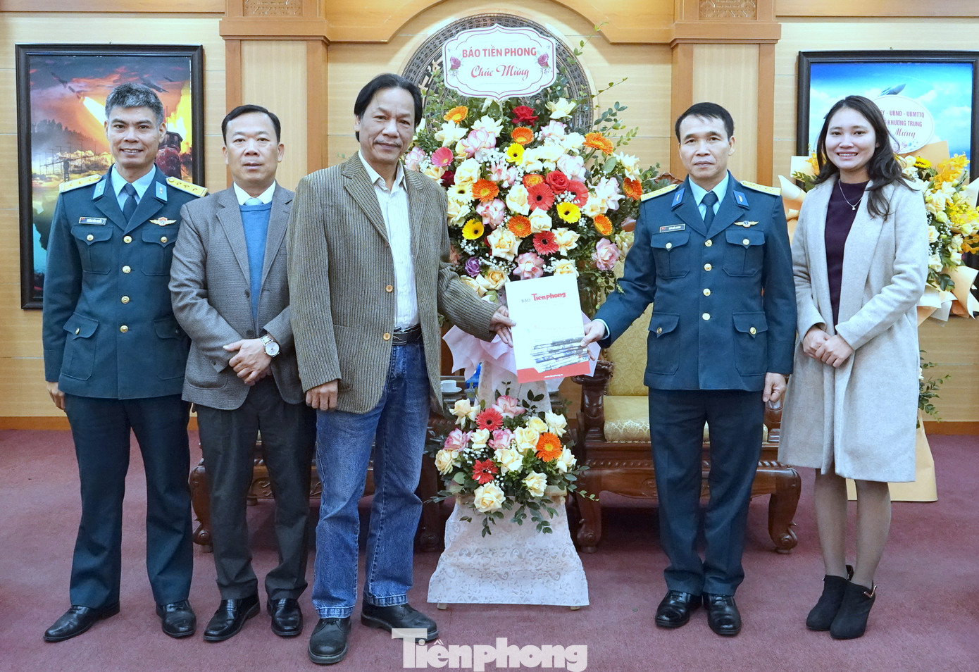 Đoàn đại biểu báo Tiền Phong đến thăm, chúc mừng Cục Chính trị Quân chủng Phòng không - Không quân. Đoàn đại biểu báo Tiền Phong đến thăm, chúc mừng Cục Chính trị Quân chủng Phòng không - Không quân.