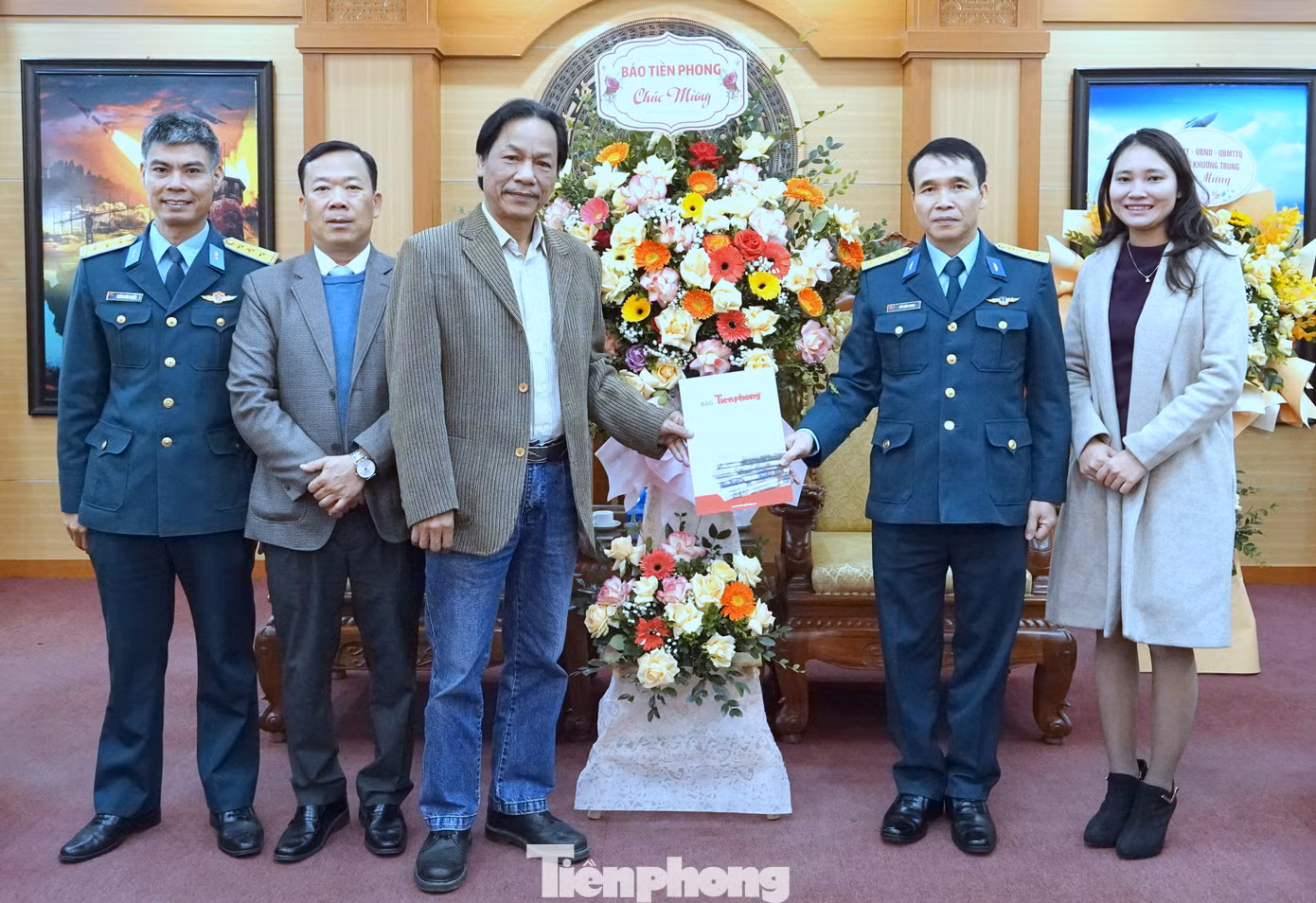 Đoàn đại biểu báo Tiền Phong đến thăm, chúc mừng Cục Chính trị Quân chủng Phòng không - Không quân.