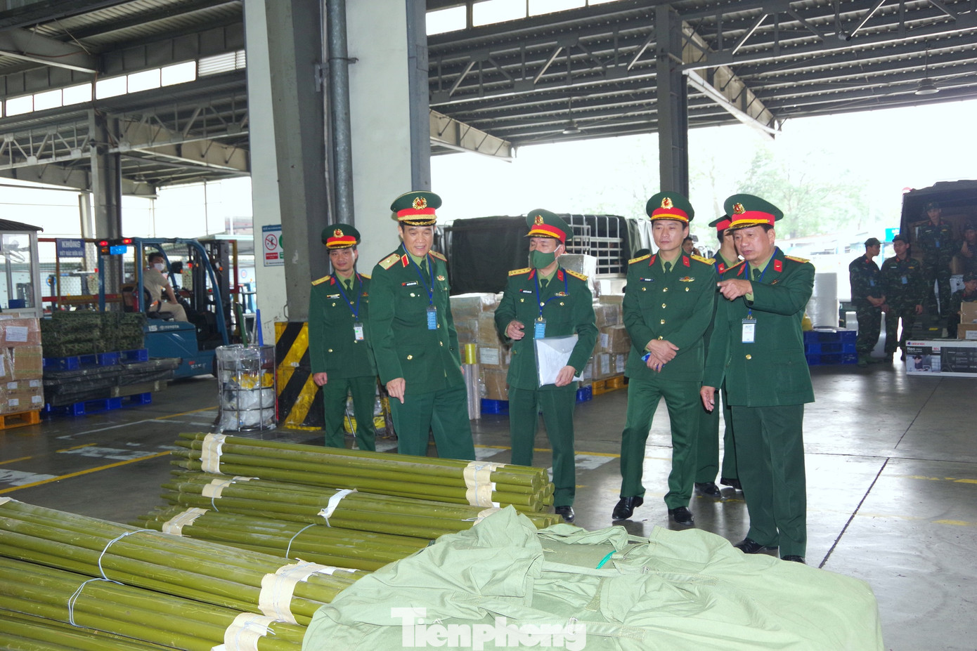 Công tác vận chuyển, bốc xếp được hoàn thành trong sáng 12/2 Công tác vận chuyển, bốc xếp được hoàn thành trong sáng 12/2