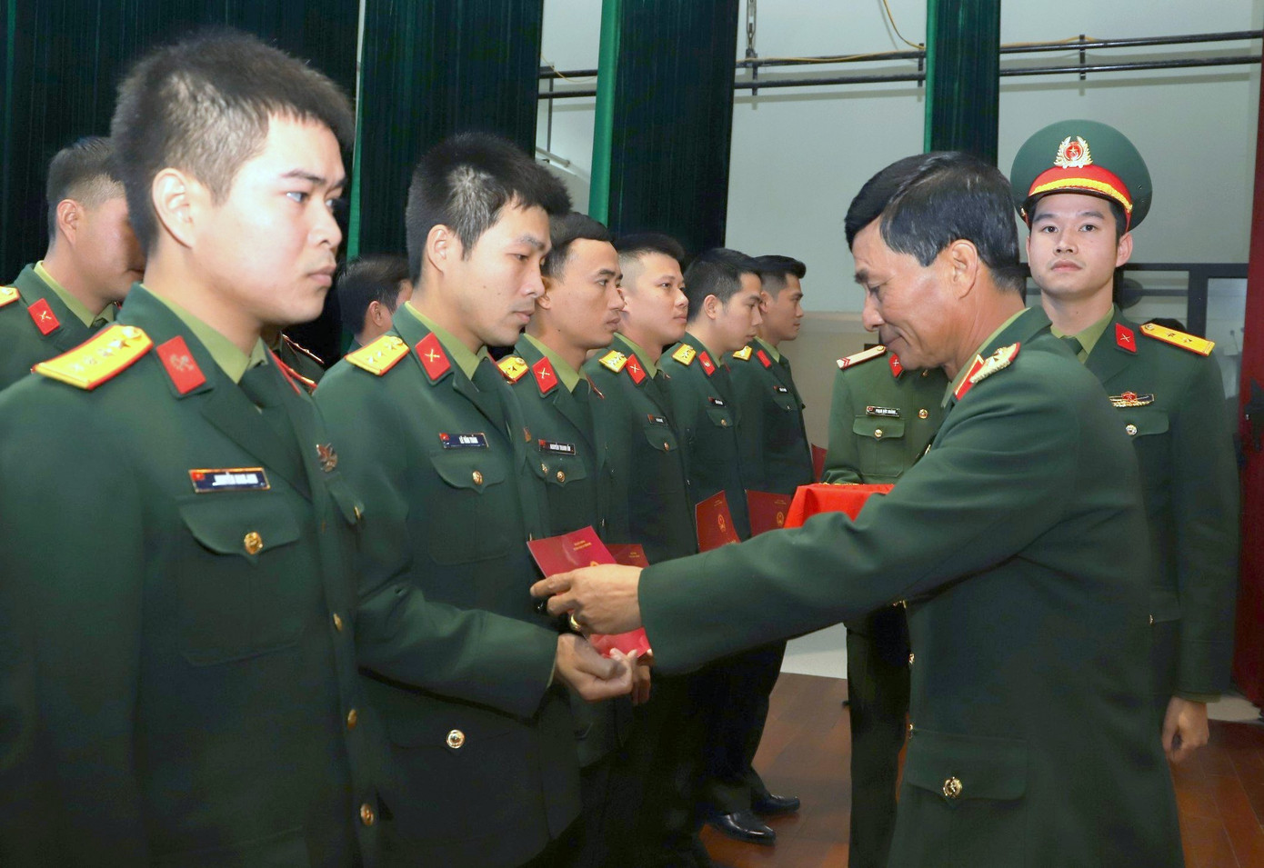 Ban tổ chức trao chứng nhận cho học viên tham gia lớp bồi dưỡng.