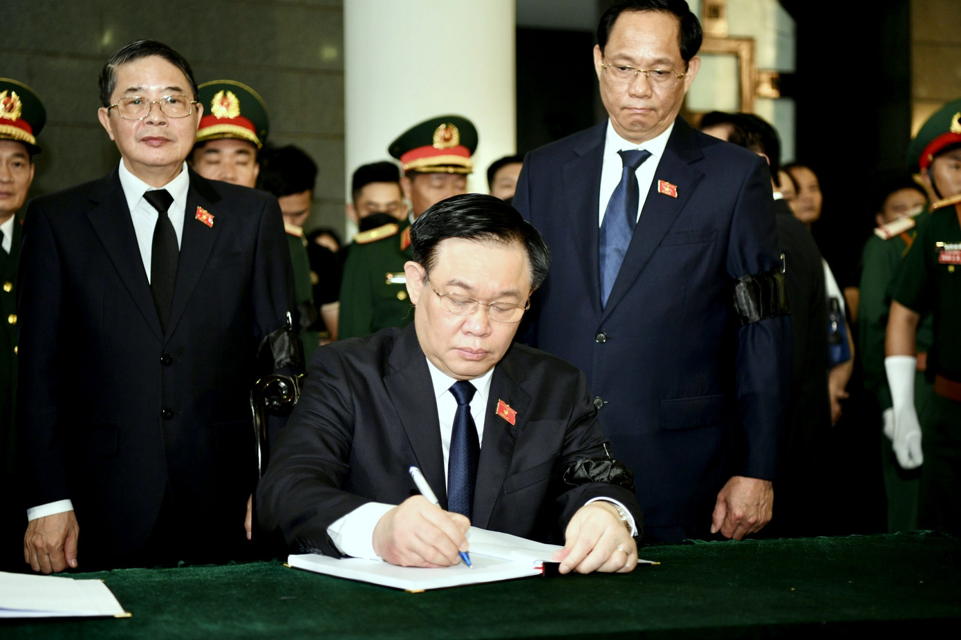 Chủ tịch Quốc hội Vương Đình Huệ ghi sổ tang: “Vô cùng thương tiếc Thượng tướng, Giáo sư, Tiến sĩ Nguyễn Chí Vịnh, nguyên Uỷ viên Ban Chấp hành Trung ương Đảng, nguyên Thứ trưởng Bộ Quốc phòng. Người đồng chí; Người anh em; Người bạn vô cùng quý mến; Người đã có nhiều công lao, đóng góp cho sự nghiệp Tình báo Quân đội, đối ngoại quốc phòng, góp phần xây dựng và bảo vệ Tổ quốc! Xin kính viếng, tiễn biệt đồng chí và xin chia buồn sâu sắc nhất đến toàn thể gia đình". Chủ tịch Quốc hội Vương Đình Huệ ghi sổ tang: “Vô cùng thương tiếc Thượng tướng, Giáo sư, Tiến sĩ Nguyễn Chí Vịnh, nguyên Uỷ viên Ban Chấp hành Trung ương Đảng, nguyên Thứ trưởng Bộ Quốc phòng. Người đồng chí; Người anh em; Người bạn vô cùng quý mến; Người đã có nhiều công lao, đóng góp cho sự nghiệp Tình báo Quân đội, đối ngoại quốc phòng, góp phần xây dựng và bảo vệ Tổ quốc! Xin kính viếng, tiễn biệt đồng chí và xin chia buồn sâu sắc nhất đến toàn thể gia đình".