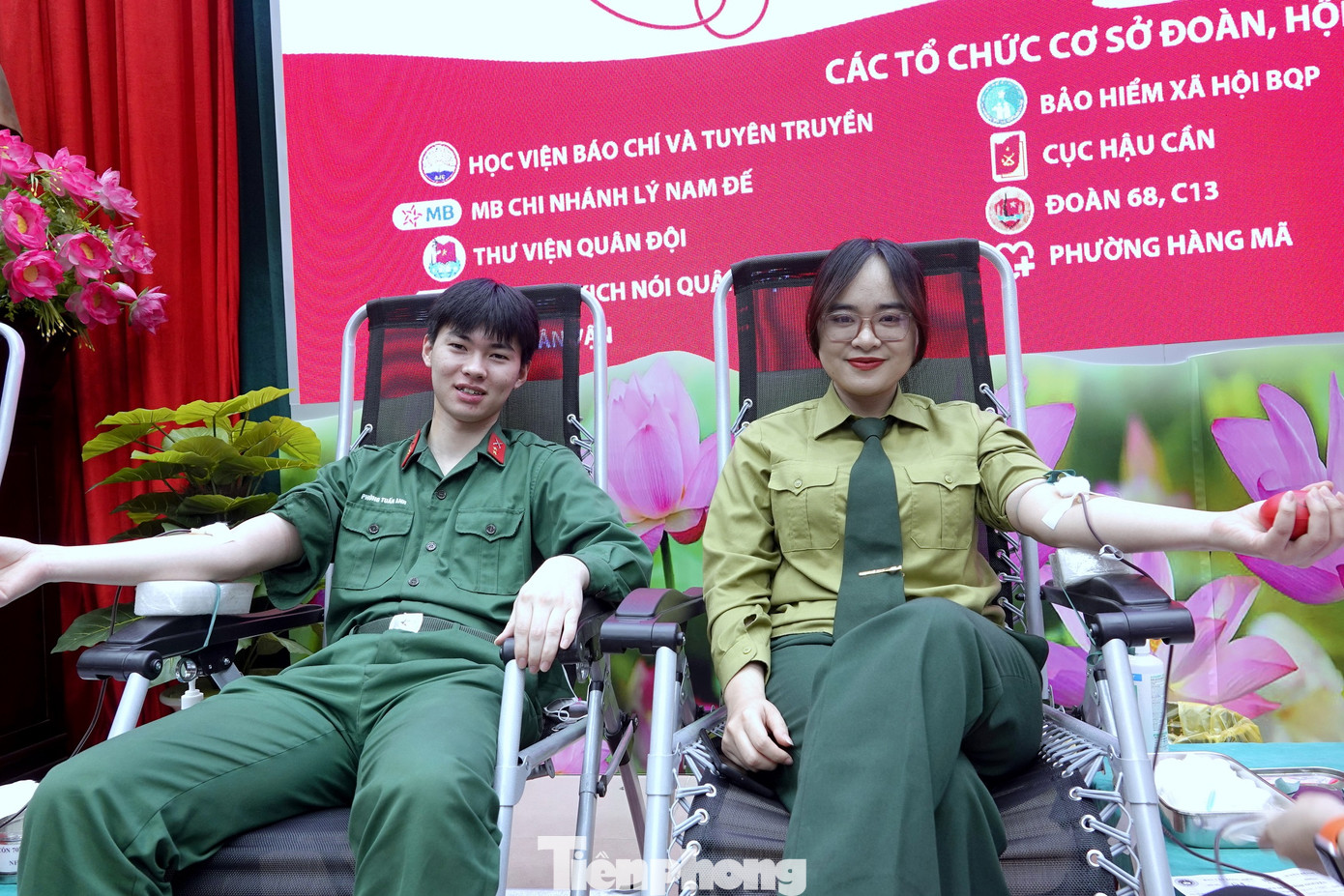 Ngày hội hiến máu có sự tham gia của gần 200 cán bộ, đoàn viên thanh niên các đơn vị. Ngày hội hiến máu có sự tham gia của gần 200 cán bộ, đoàn viên thanh niên các đơn vị.