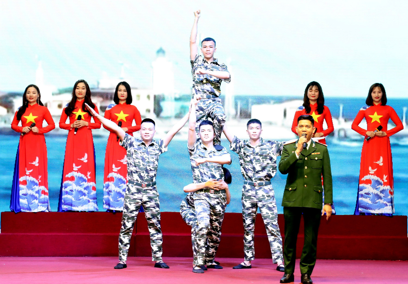 Chương trình văn nghệ tại hội nghị tập huấn.