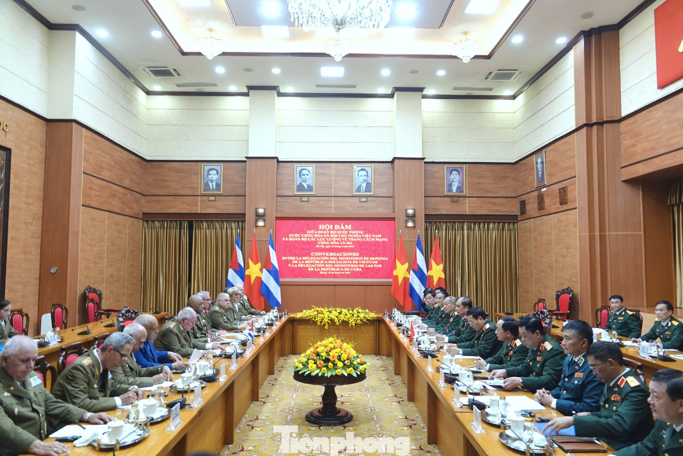Quang cảnh hội đàm giữa hai đoàn quân sự cấp cao Việt Nam - Cuba, sáng 22/6. Quang cảnh hội đàm giữa hai đoàn quân sự cấp cao Việt Nam - Cuba, sáng 22/6.