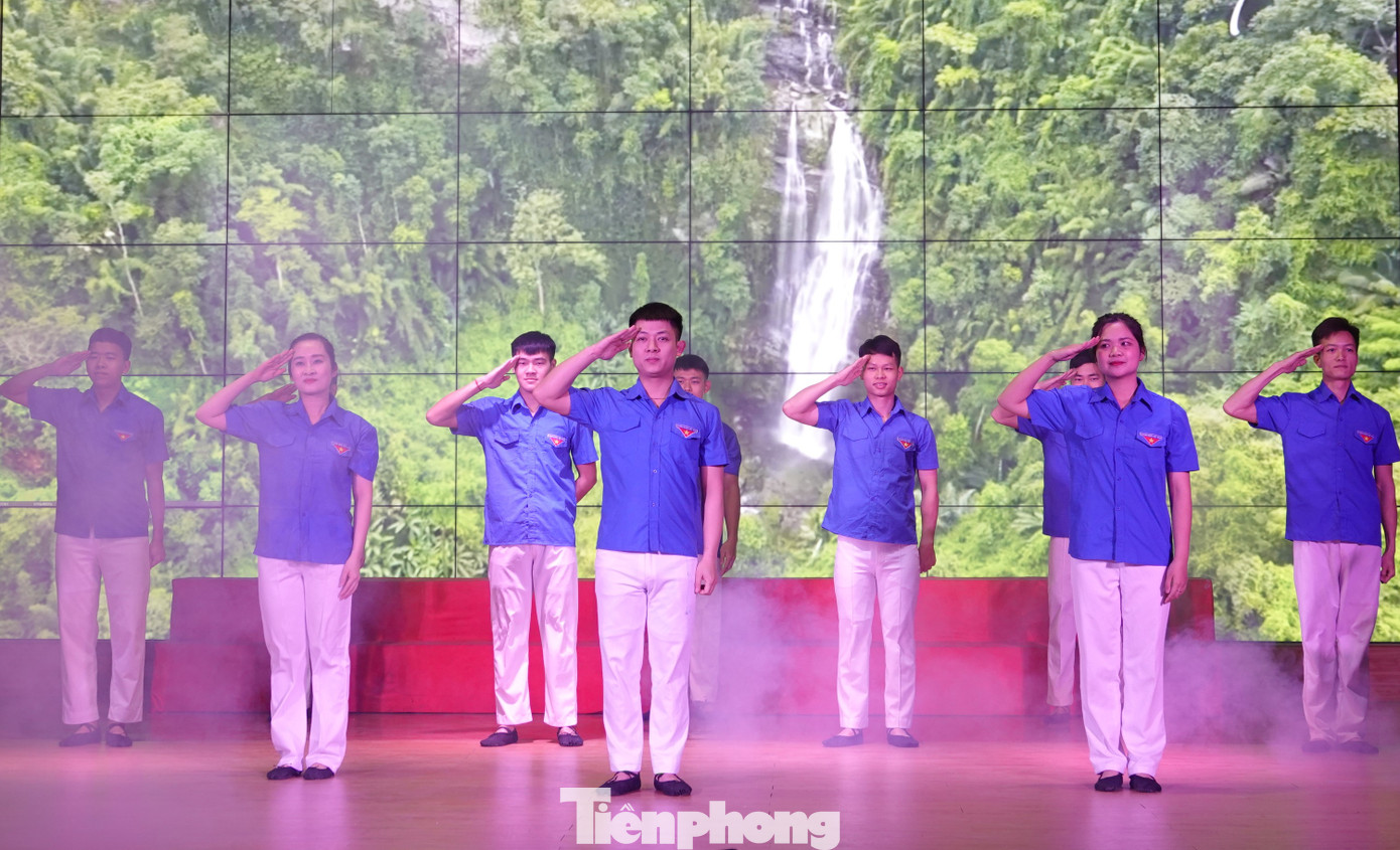 Cán bộ, đoàn viên thanh niên Lữ đoàn 971 biểu diễn văn nghệ tại tọa đàm.