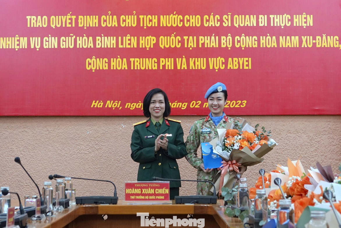Trung tá Phan Ái Xuân - Phó trưởng Ban Phụ nữ Quân đội chúc mừng Đại úy Vũ Nhật Hương hoàn thành xuất sắc nhiệm kỳ công tác Trung tá Phan Ái Xuân - Phó trưởng Ban Phụ nữ Quân đội chúc mừng Đại úy Vũ Nhật Hương hoàn thành xuất sắc nhiệm kỳ công tác