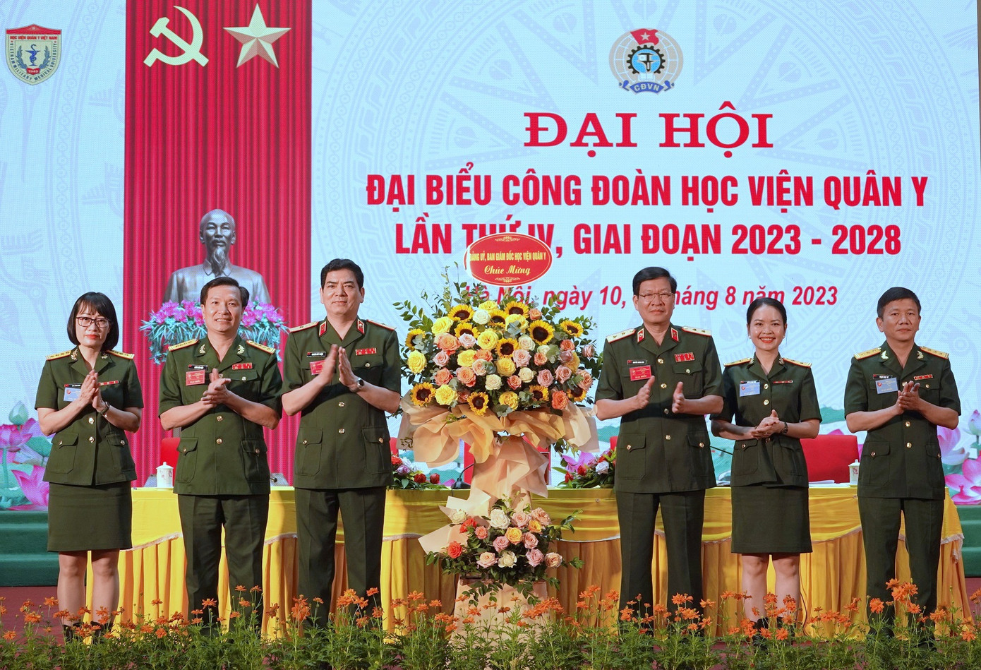 Lãnh đạo Học viện Quân y tặng hoa chúc mừng đại hội, sáng 11/8. Lãnh đạo Học viện Quân y tặng hoa chúc mừng đại hội, sáng 11/8.