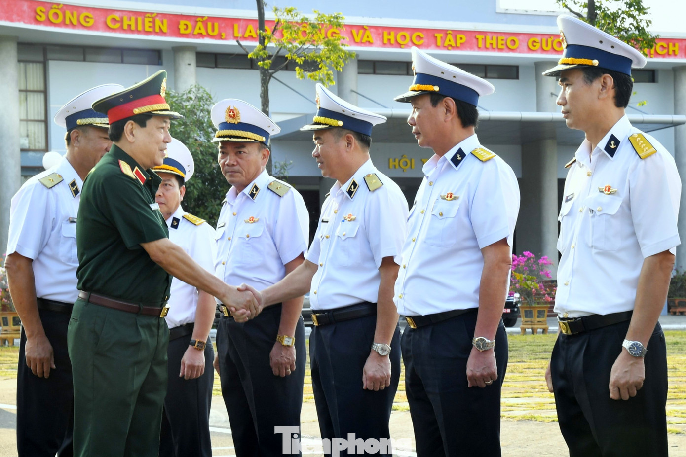 Lãnh đạo Bộ Tư lệnh Vùng 5 Hải quân đón Đại tướng Lương Cường tới thăm, làm việc.